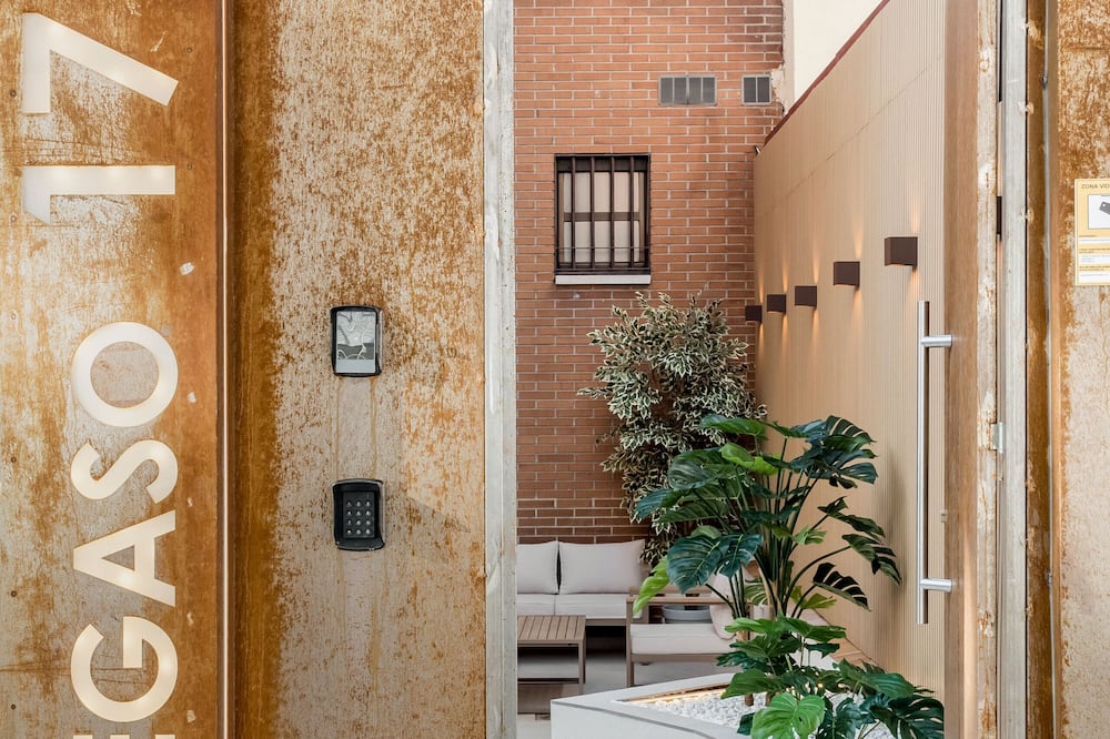 Square Rooms by Charming