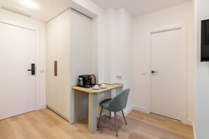 Quarto solteiro conforto | Café e/ou cafeteira