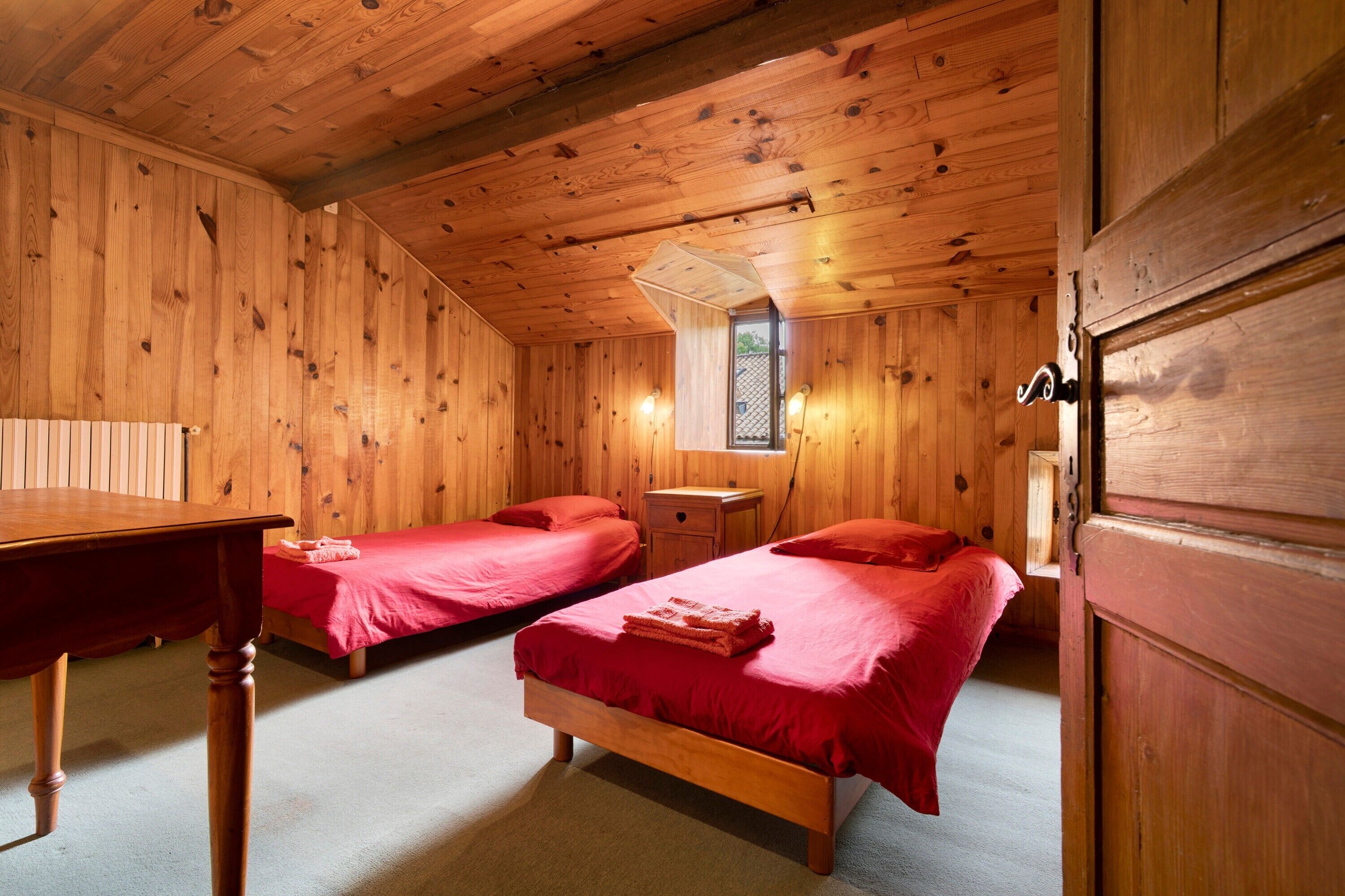 3 slaapkamers, een strijkplank/strijkijzer, wifi, beddengoed