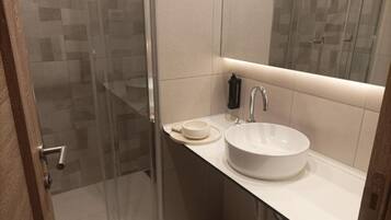 House (Triple room) | Bathroom | Shower, towels