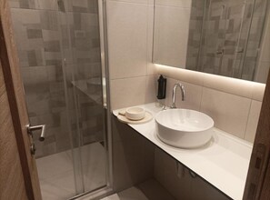 Casa (Triple room) | Banheiro | Chuveiro, toalhas de banho