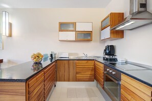 ثلاجة، ميكروويف، فرن، موقد طهي مسطح