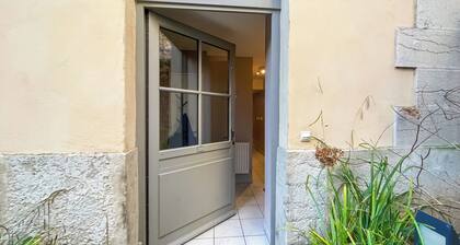 2 minutes from the Musée des Confluences Charming duplex apartment