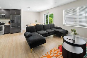 TV, offices - The Château Serenità (North Palm Beach)