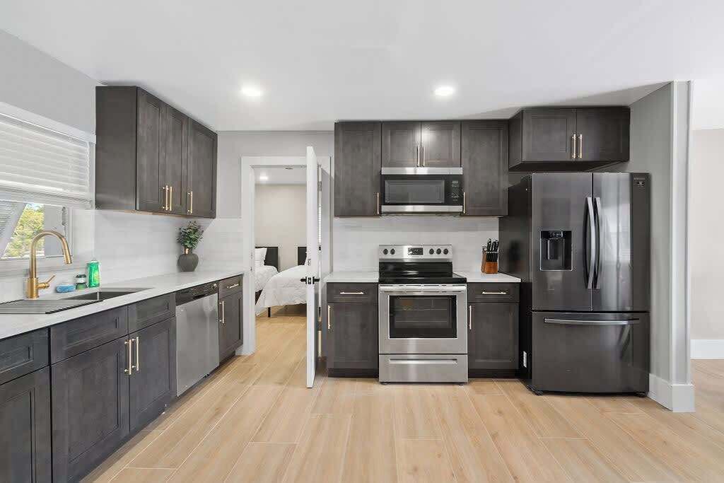 Fridge, oven, stovetop, dishwasher