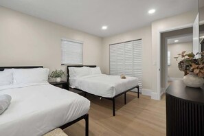 4 bedrooms, iron/ironing board, travel cot, WiFi - The Château Serenità (North Palm Beach)