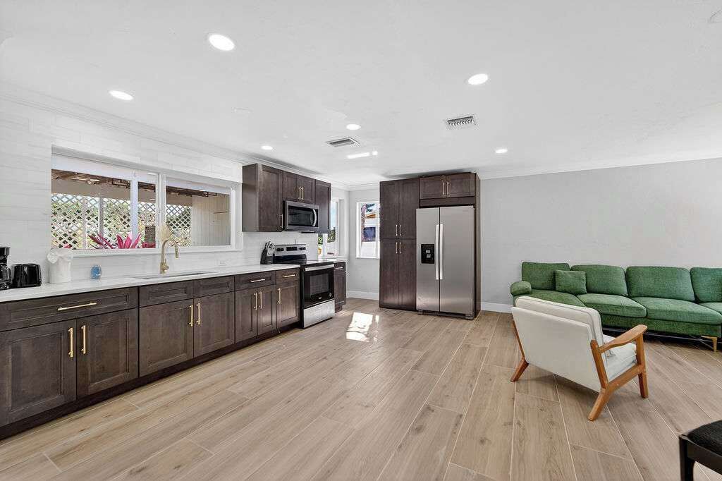 Fridge, oven, stovetop, dishwasher