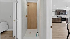Une salle de bain moderne avec une douche à l’italienne, des toilettes et un lavabo.