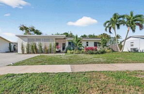 Exterior - Royal Palm Villa - 8 beds - Pet Freindly (North Palm Beach)