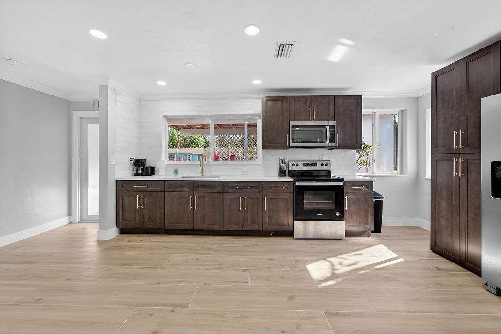 Fridge, oven, stovetop, dishwasher