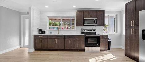 Fridge, oven, stovetop, dishwasher