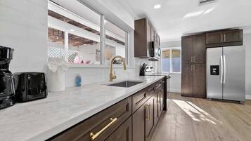 Fridge, oven, stovetop, dishwasher