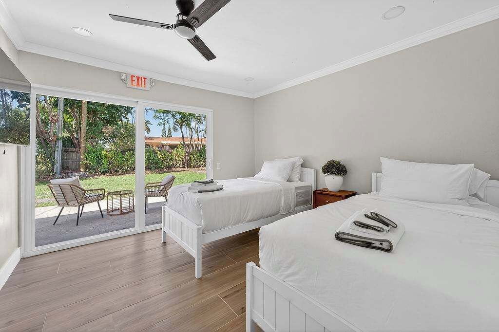 Ferros/tábuas de passar roupa, berço de viagem, Wi-Fi, roupa de cama