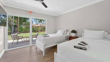 Ferros/tábuas de passar roupa, berço de viagem, Wi-Fi, roupa de cama