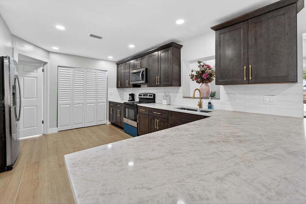 Fridge, oven, stovetop, dishwasher