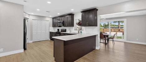 Réfrigérateur, four, plaque de cuisson, lave-vaisselle