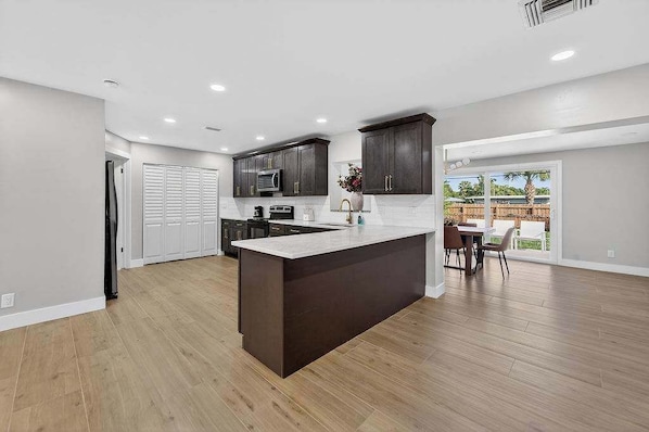 Kjøleskap, ovn, kokeplater og oppvaskmaskin