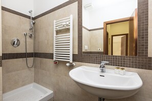 Departamento | Baño | Regadera, regadera tipo lluvia, amenidades de baño gratuitas, toallas 
