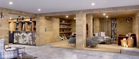 Un amplio salón con detalles de madera, una chimenea y una zona de estar con sillas y sofá.