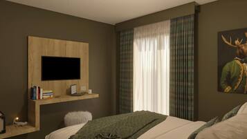 Quarto de hotel moderno com uma cama grande, uma televisão montada, uma mesa de cabeceira com livros e abajur, e uma janela com cortinas.