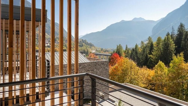 A balcony with a view of mountains and autumn foliage. - Le Mallet, Courmayeur, Alpine Homesuite (Courmayeur)