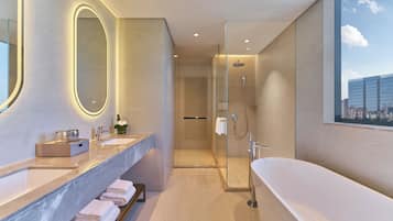 Suíte, 1 cama King | Banheiro | Secador de cabelo, roupões de banho, chinelos