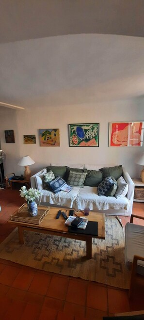 Living area - A delightful little village home (Ramatuelle)