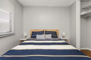 Iron/ironing board, WiFi, bed sheets - Notre Dame Next Door (South Bend)