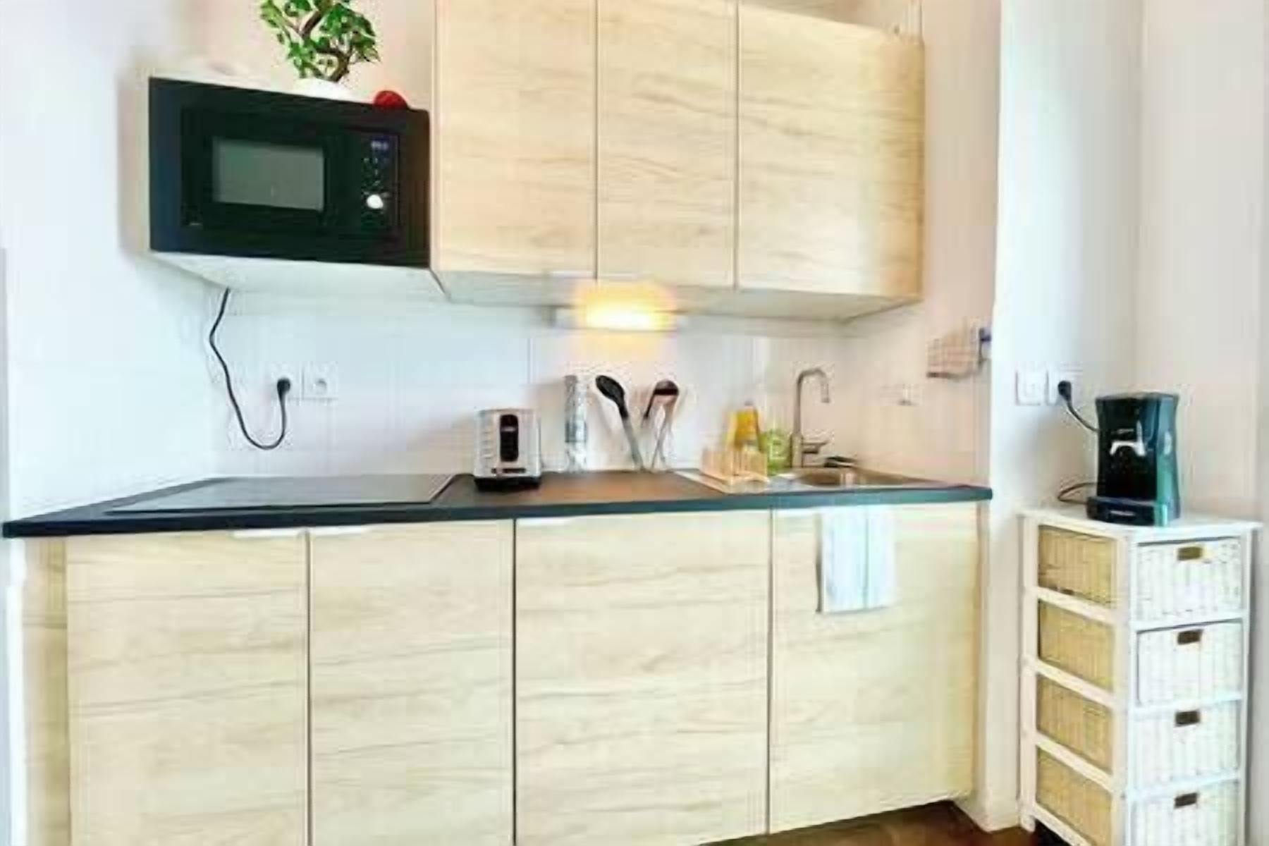 Kühlschrank, Mikrowelle, Wasserkocher mit Kaffee-/Teezubehör