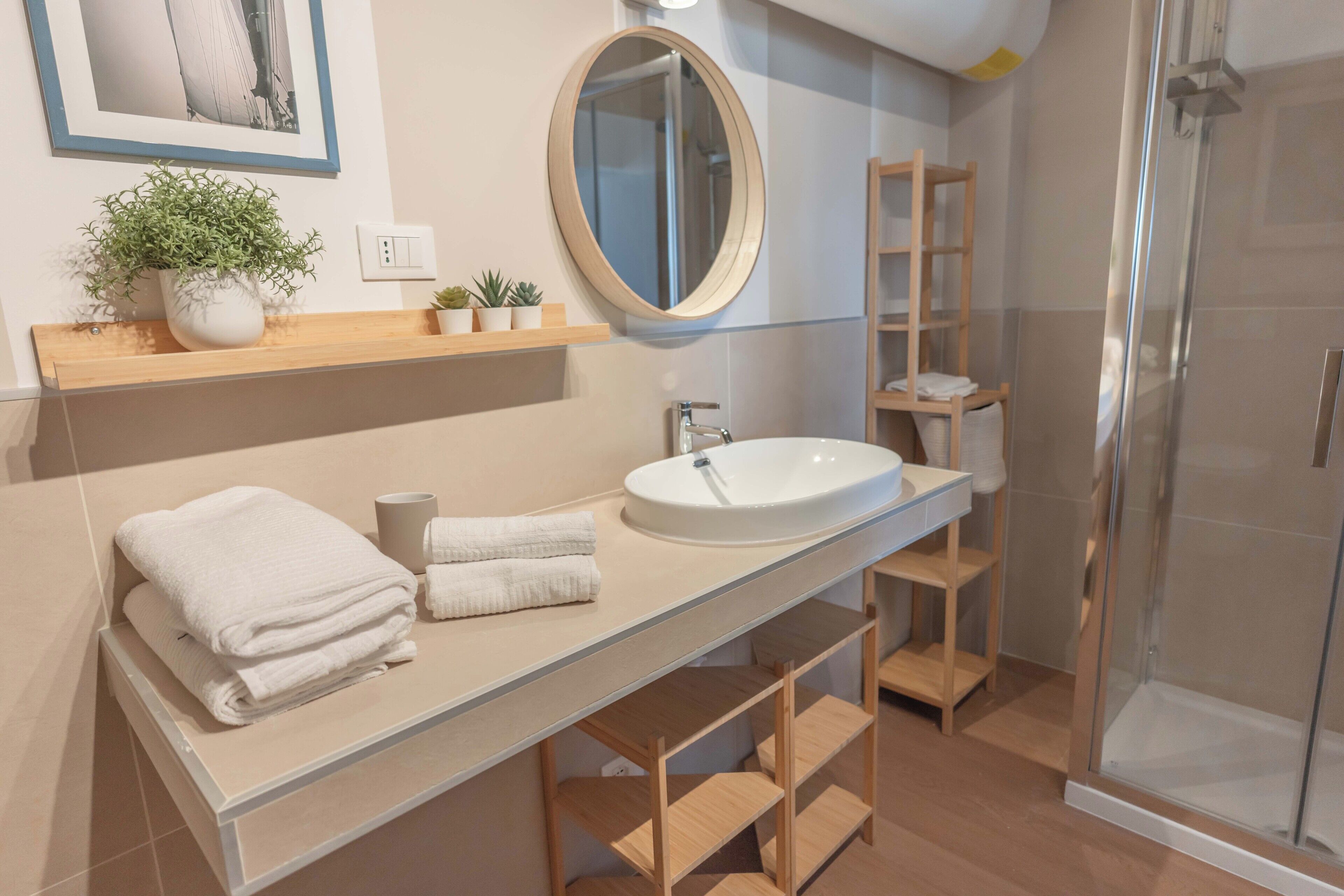 Een douche, een haardroger, een bidet, handdoeken