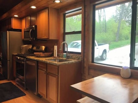 専用キッチン. Cabin on Lake 75 Acre Lake: Couples Get Away or Fun Family Vacation