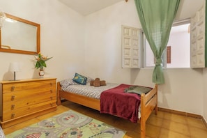 1 dormitorio, tabla de planchar con plancha, wifi gratis y ropa de cama