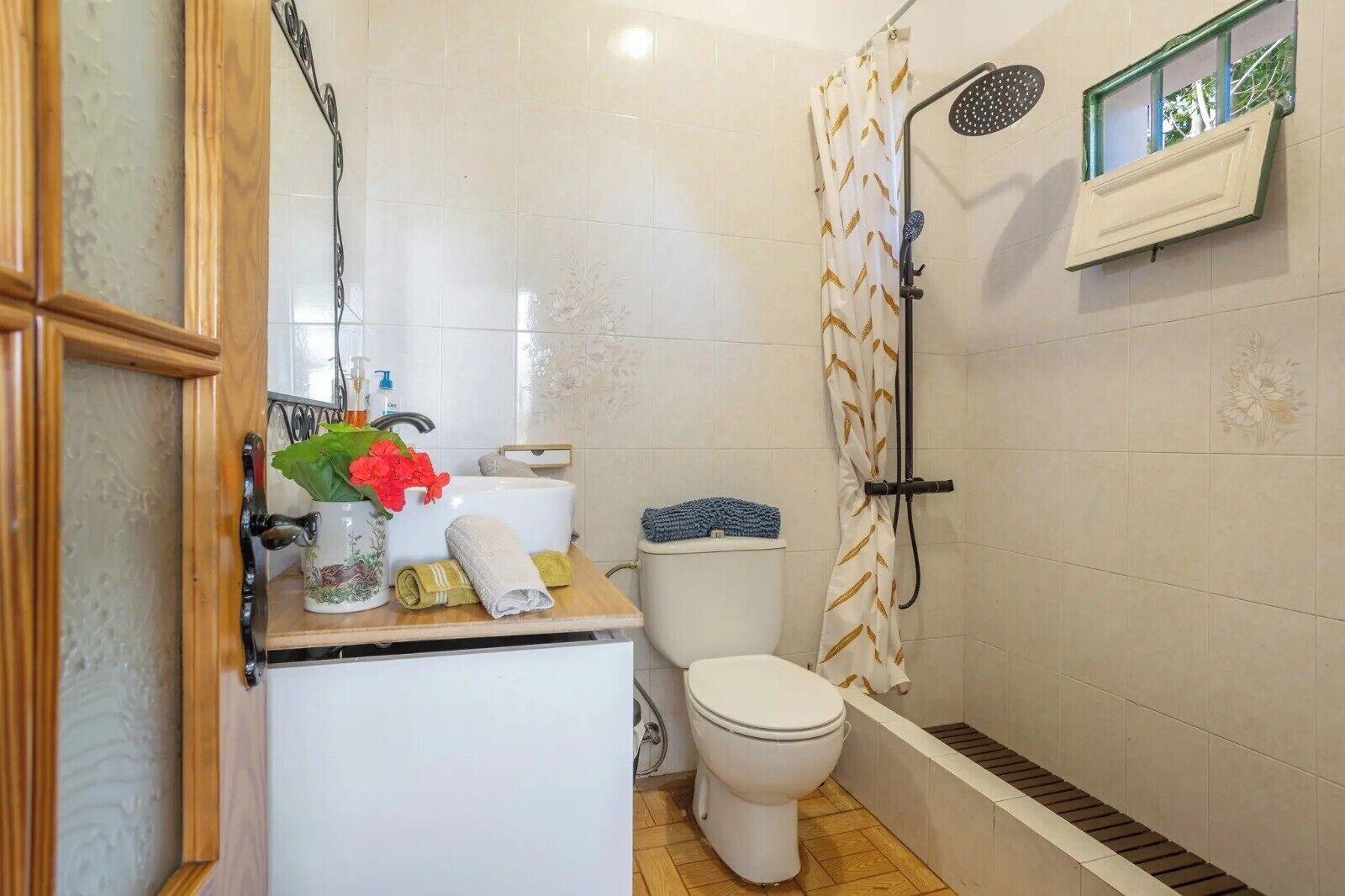 Een douche, handdoeken