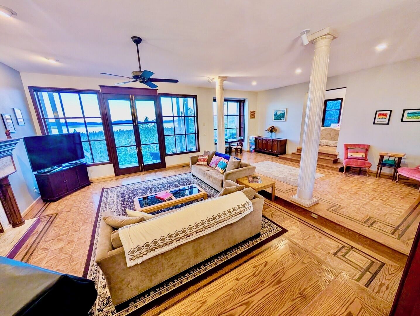 Smart TV, caminetto, videogiochi, libri