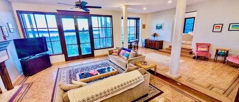 Smart TV, caminetto, videogiochi, libri