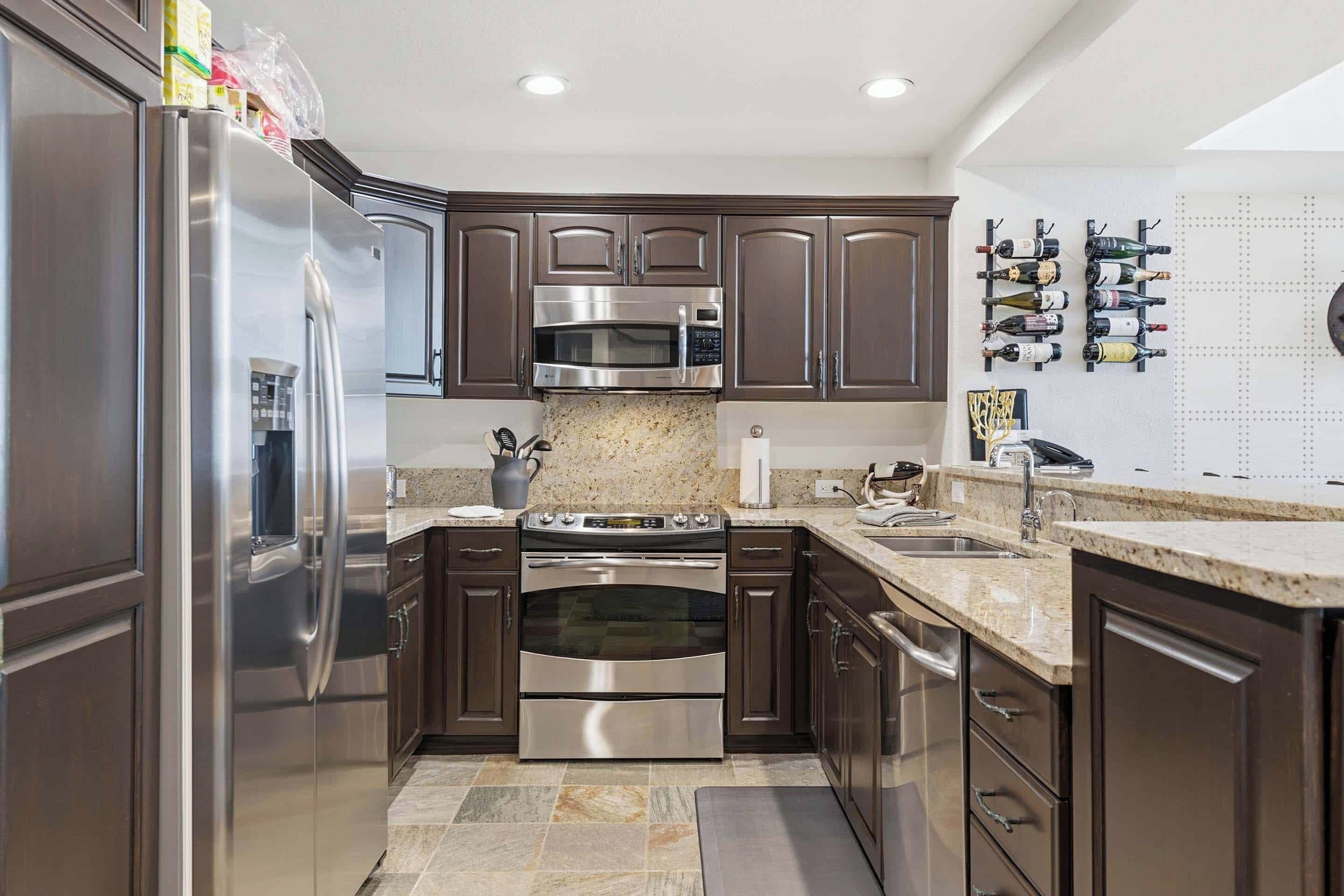 ثلاجة، ميكروويف، فرن، موقد طهي مسطح