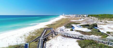 Chaises longues, serviettes de plage
