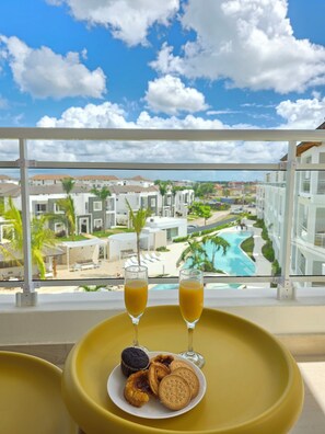 Outdoor dining - Garden Breeze Penthouse & Pool View l Mistral 401 (Dominicus)