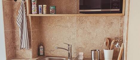 Frigorifero, microonde, forno, piano cottura