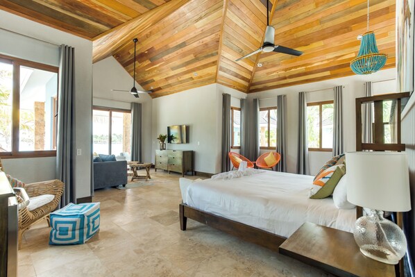 Caja de seguridad en la habitación y decoración personalizada