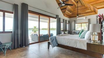 Caja de seguridad en la habitación y decoración personalizada