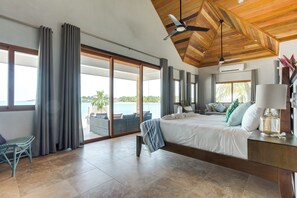 华丽平房, 1 张特大床和 1 张沙发床, 海滩景观 | 客房内保险箱、特色装修、特色家居、熨斗/熨衣板