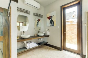 Đồ dùng nhà tắm miễn phí, máy sấy tóc, áo choàng tắm, khăn tắm 