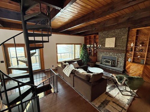 Serene 4-bedroom chalet in charming Catskills awaits you- amazing Mountain Views