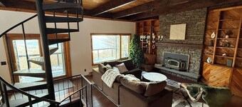 Serene 4-bedroom chalet in charming Catskills awaits you- amazing Mountain Views