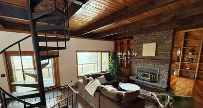 Serene 4-bedroom chalet in charming Catskills awaits you- amazing Mountain Views
