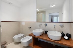 تجهيزات دش، مجففات شعر، مناشف