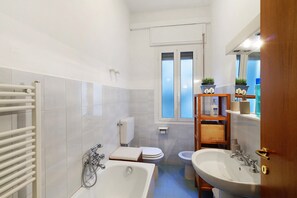 Een douche, een haardroger, handdoeken