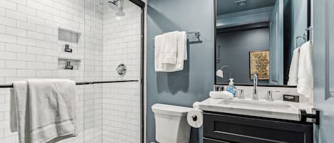 Classic-Studio, 1 Queen-Bett, Nichtraucher, Kochnische | Badezimmer | Dusche, kostenlose Toilettenartikel, Haartrockner, Handtücher