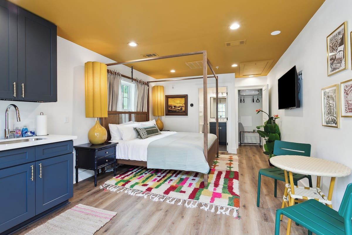 Signature Studio, 1 King Bed, Non Smoking, Kitchenette | Living area | 40-inch Smart TV with digital channels